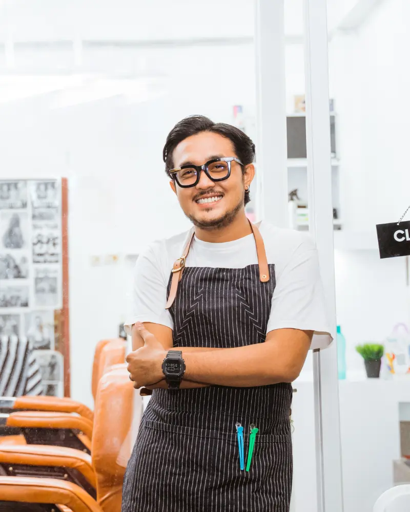 Barbeiro atendendo cliente — site para barbearia com avaliações no Google criado pela StartFly